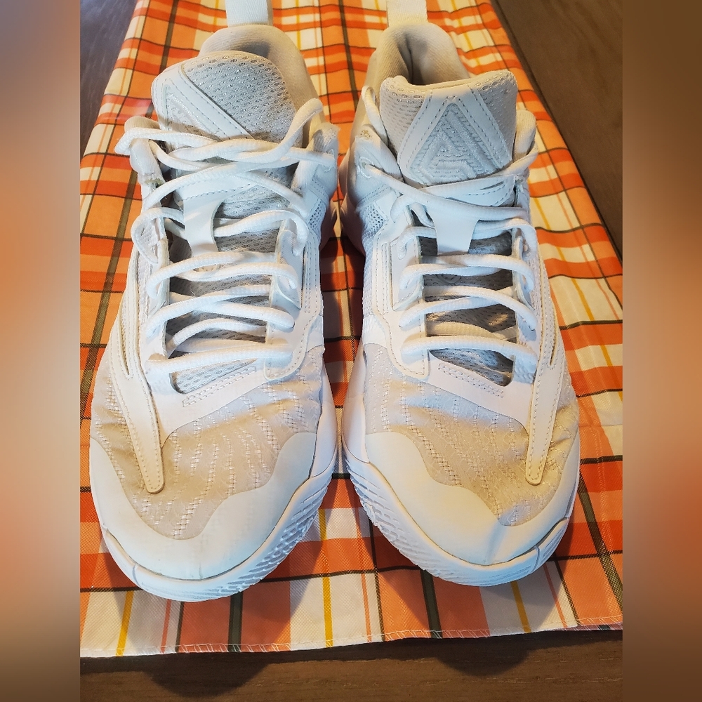 🚨Womens White Nike Shoes 🚨